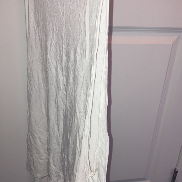 White top​ - Picture 3 of 7